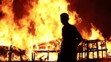 Çocuklar şenlik ateşinin tadını çıkarın.