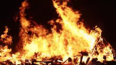 Şenlik ateşi ayaklar geçip gidiyor