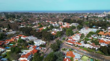 Carrasco 'nun insansız hava aracı panoraması, Montevideos kıyı şeridi, kırmızı kiremitli çatılar, ağaçlarla kaplı sokaklar ve Rio de la Plata' ya doğru uzanan zarif evler. İkonik Otel Carrasco.