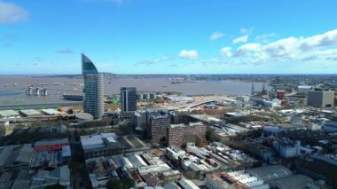 İnsansız hava aracı görüntüleri, Yasama Sarayı 'nın bulunduğu bölgeden, Montevideos' un en yüksek ve ayırt edici gökdelenlerinden biri olan modern Torre Antel 'e giden uçağı yakalar. Sahne kulenin yükselişini gösteriyor.