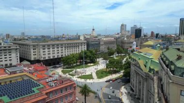 Buenos Aires Arjantin 'deki Plaza de Mayo' daki İHA görüntülerinde Casa Rosada hükümet sarayı Banco Nacion Metropolitan Katedrali Cabildo Piramide de Mayo tarihi meydanında ağaçlar ve anıtlar görülüyor.