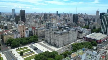 Buenos Aires Arjantin 'deki Centro Kültür Kirchner' ın havadan dairesel yörüngesi eskiden ana postane olan tarihi saray şimdi Latince 'deki en büyük kültür merkezlerinden biri olarak hizmet vermektedir.