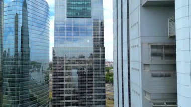 Retiro Buenos Aires 'teki modern gökdelenleri yakından gören kamera uzun cam ve çelik binalar arasında süzülüyor şehrin ve Rio de la Plata' nın yansımalarını yakalıyor.