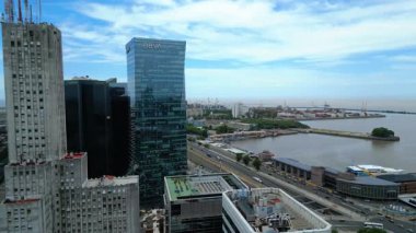 Dinamik hava görüntüleri Buenos Aires şehir merkezinde BBVA logolu modern cam gökdelene doğru uçuyor. Bakış açısına göre yüksek ofis kuleleri, Avenida Leandro N Alem