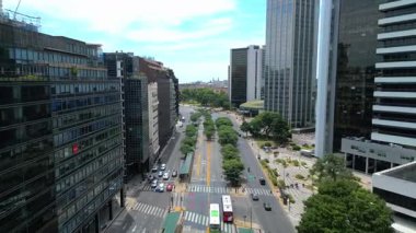 Buenos Aires Arjantin 'in Retiro bölgesindeki Avenida Alem boyunca alçak irtifa insansız hava aracı uçuşu modern ofis gökdelenleri arasında kayar.
