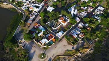 Drone görüntüleri Colonia del Sacramento, Uruguay 'ın tarihi merkezini gösteriyor. Deniz feneri, eski kale duvarları ve koloni kilisesi açıkça görülüyor. Üst alt görünüm dar olanı vurgular