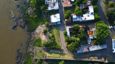 İnsansız hava aracı görüntüleri Puerta de la Ciudadela 'yı ve Colonia del Sacramento, Uruguay' daki kale duvarlarını gösteriyor. Yukarıdan aşağıya doğru olan perspektif, korunmuş sömürge takviyelerini vurguluyor.
