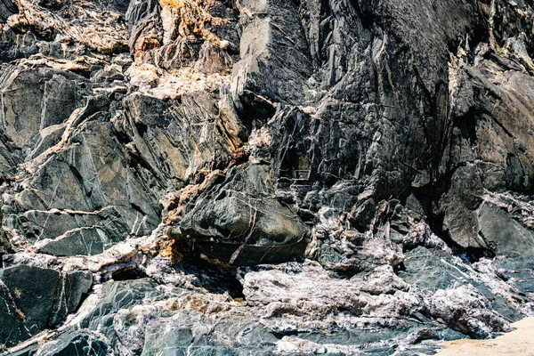 Sahilde kayalıklar ve kayalar var.