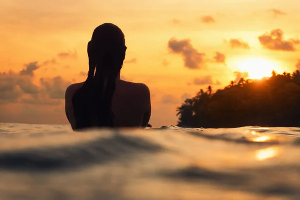 Jonge Vrouw Van Achter Indische Oceaan Tijdens Oranje Zonsondergang Met — Stockfoto