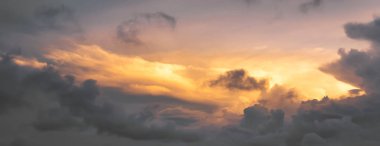 mavi altın gökyüzü bulutlar ve güneş batımında Panoraması