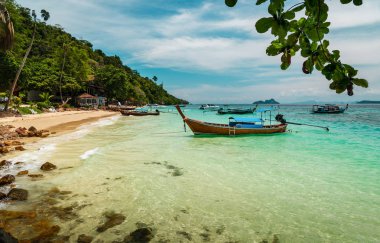 Güzel ada Tayland - beyaz kumlu güzel plaj önünde longtail tekne hayatta