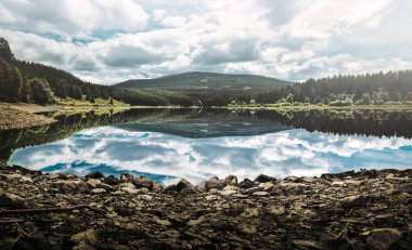 Brocken, Harz, Almanya önünde bir dağ Gölü'nün nefes kesen manzarası