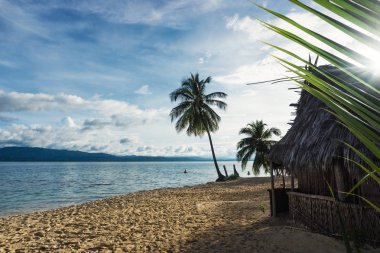 mavi gökyüzü ve gün batımı ile kopya alanı, sırasında turkuaz su ile bir adada güzel bir plaj panama