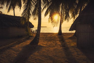 mavi gökyüzü ve gün batımı ile kopya alanı, sırasında turkuaz su ile bir adada güzel bir plaj panama