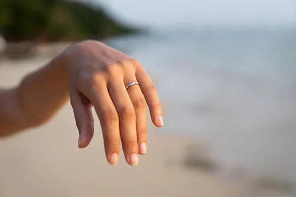 Silver Engagement Ring Fiancees Hand Romantic Proposal Beach — Stock Photo, Image