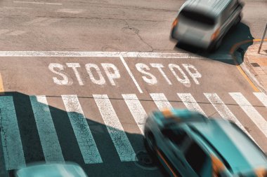 Dur işareti ve zebra kesişen bir yolda araba hareket - trafik sıkışıklığı hareketli