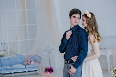 Genç ve güzel bir kadın alnını erkeğin başının arkasına yasladı. Sevgililer Günü 'nde güzel bir çift. Çocuk 8 Mart için ne hediye vereceğini düşünüyor..