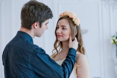 Arı kovanında sarı ve mavi kovanları büyük çiçek açan akasya ağacının altında. Kara çekirge dalları, Robinia psödoacia, sahte akasya. Ukrayna bayrağının renkleri.