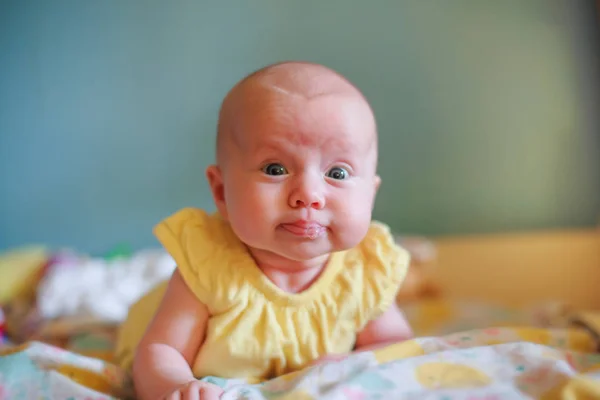 Bebé Con Ropa Amarilla Está Acostado Cambiador Apartamento Bebé Pequeño —  Fotos de Stock