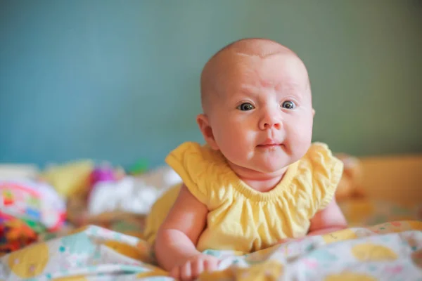 Bebé Con Ropa Amarilla Está Acostado Sobre Cambiador Apartamento Primeras —  Fotos de Stock