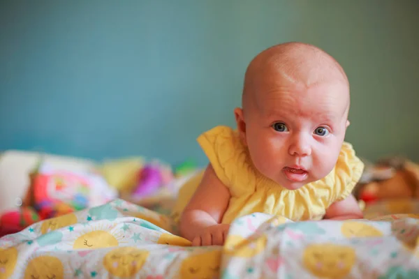 Bebé Con Ropa Amarilla Está Acostado Cambiador Apartamento Bebé Pequeño —  Fotos de Stock