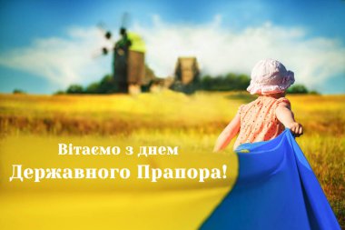 Kız arkasında Ukrayna bayrağını taşıyor. Mavi sarı bayrağa karşı bir yel değirmeni. Ukrayna 'nın sembolleri. Bağımsızlık Günü. Bayrak Günü. Uzayı kopyala Yumuşak odak.
