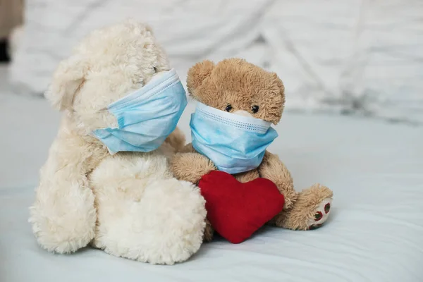 Zwei Spielzeugbären Mit Rotem Herz Mit Medizinischen Schutzmasken Auf Dem — Stockfoto
