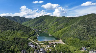 Huzhou, Zhejiang 'daki Changxing Yolu boyunca uzanan Dağ ve Su Manzarası.