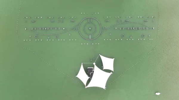 Jiyang Gölü Parkı dikey gökyüzü manzarası