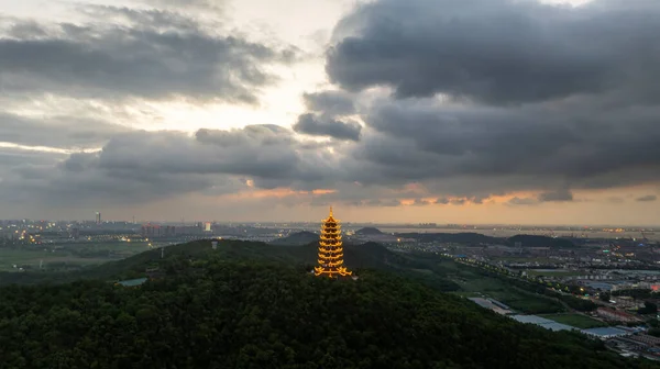 Gün batımından önce Lingfeng Kulesi manzarası