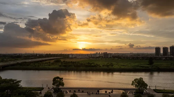 Güneş batarken ateş gibi bulutların muhteşem manzarası