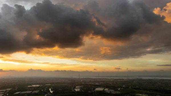 Güneş batarken ateş gibi bulutların muhteşem manzarası