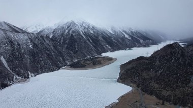 Nyingchi bölgesindeki yoğun karın nefes kesen manzarasından geçen bir araba turu.