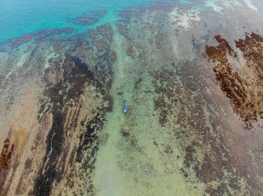 Deniz ve tekne sahil sahil hava görünümü