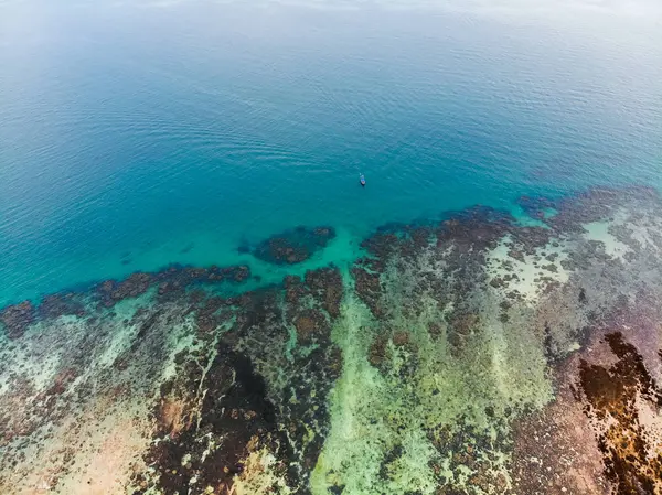 海とボートのビーチ海岸の航空写真 — ストック写真