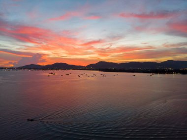Güzel gün batımı bulutlar deniz plajı