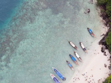 Deniz ve tekne sahil sahil hava görünümü