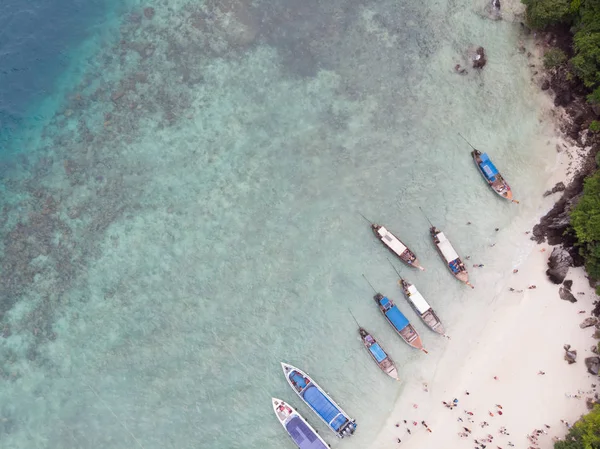 Deniz ve tekne sahil sahil hava görünümü