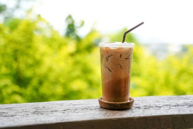 Taze buzlu kahve ve güzel bir arka plan.