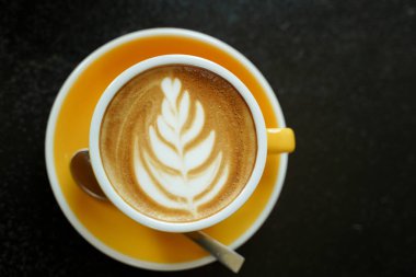 Siyah masada kahve yaprağı desenli yüz.