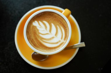 Siyah masada kahve yaprağı desenli yüz.