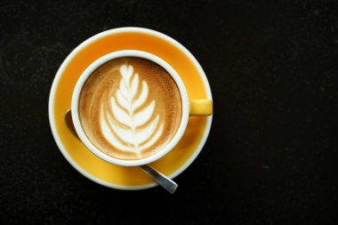 Siyah masada kahve yaprağı desenli yüz.