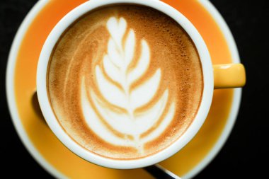 Siyah masada kahve yaprağı desenli yüz.