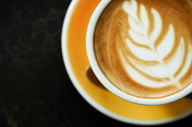 Siyah masada kahve yaprağı desenli yüz.