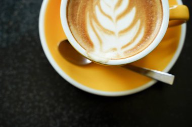 Siyah masada kahve yaprağı desenli yüz.