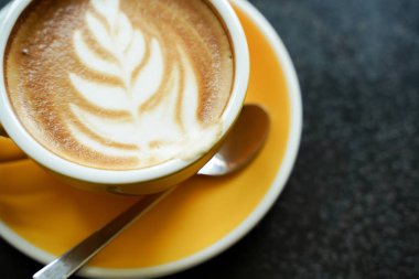 Siyah masada kahve yaprağı desenli yüz.