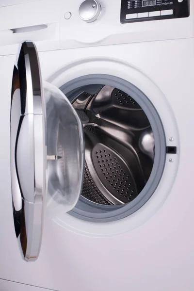 Bagian Depan Mesin Cuci Modern Dengan Pintu Yang Terbuka — Stok Foto