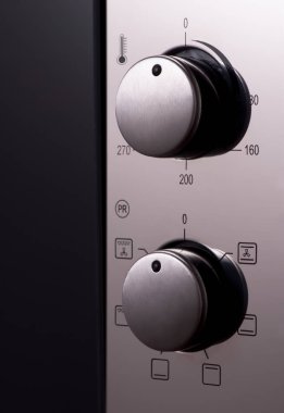 Termostat ve kolları üzerinde modern bir mikrodalga, yakın çekim. Mutfak Ekipmanları