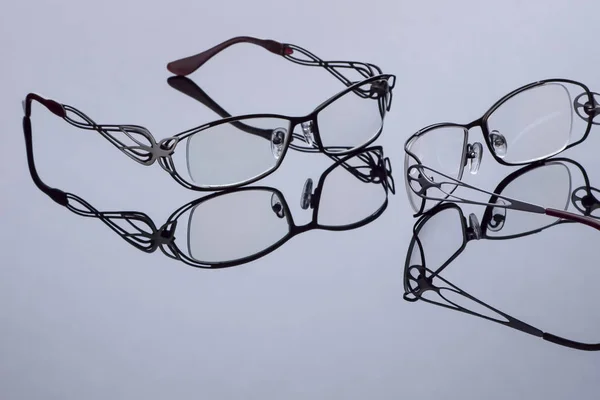 Lunettes Optiques Modernes Sur Une Surface Sombre Avec Réflexion Miroir — Photo