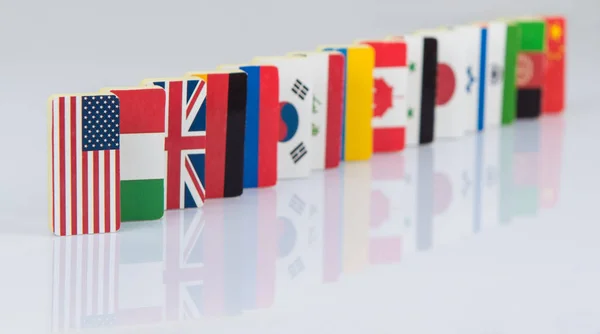 Dominoeffekten Med Brickor Flaggor Från Olika Länder Världen Konceptuella Foto — Stockfoto